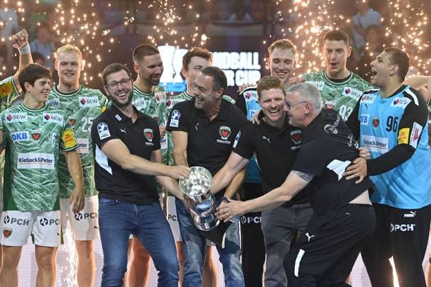 Siegerehrung,Teamfoto,Team,Mannschaft, Mannschaftsfoto Trainerteam um Trainer Jaron SIEWERT (li,Fuechse Berlin) mit Pokal,Cup,Trophaee. Jubel,Freude,Begeisterung, Handball Super Cup 2025 der Maenner Fuechse Berlin vs. THW Kiel am 23.08.2025, SAP GARDEN Muenchen.