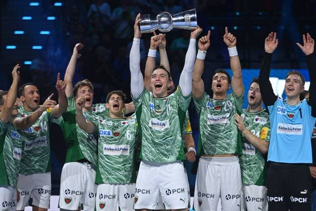 Siegerehrung,Teamfoto,Team,Mannschaft, Mannschaftsfoto Lasse Bredekjaer ANDERSSON (Fuechse Berlin) mit Pokal,Cup,Trophaee. Jubel,Freude,Begeisterung, Handball Super Cup 2025 der Maenner Fuechse Berlin vs. THW Kiel am 23.08.2025, SAP GARDEN Muenchen.