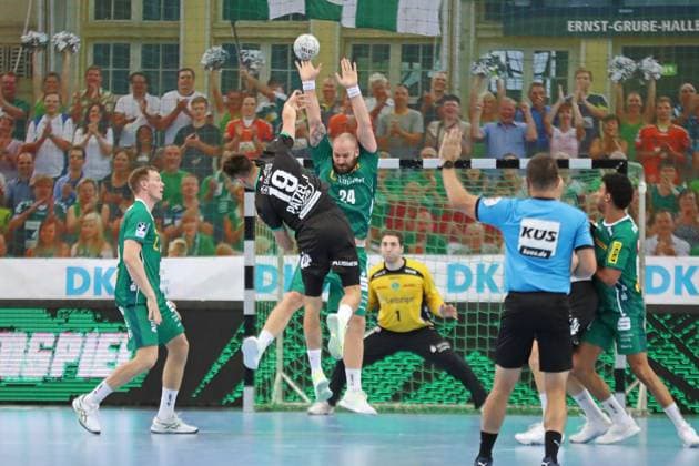 Handball-Testspiel: SC DHfK Leipzig vs. HC Banik Karvina, 23.08.25 Jonas Patzel (19, Banik Karvina) wirft gegen Moritz Preuss (24, SC DHfK Leipzig). Handball, DAIKIN HBL, Saison 2025 2026, Testspiel: SC DHfK Leipzig vs. HC Banik Karvina am 23.08.25 in der Quarterback Immobilien Arena Leipzig. Copyright: xBEAUTIFULxSPORTS JanxKaeferx