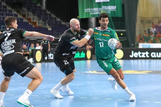 Handball-Testspiel: SC DHfK Leipzig vs. HC Banik Karvina, 23.08.25 Ahmed Khairy (17, SC DHfK Leipzig) wird attackiert von Jan Uzek (23, Banik Karvina). Handball, DAIKIN HBL, Saison 2025 2026, Testspiel: SC DHfK Leipzig vs. HC Banik Karvina am 23.08.25 in der Quarterback Immobilien Arena Leipzig. Copyright: xBEAUTIFULxSPORTS JanxKaeferx
