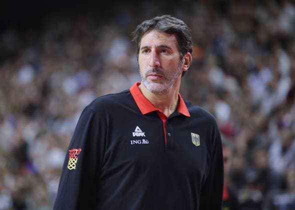 Länderspiel Deutschland vs. Spanien iin Köln Vorbereitung auf die Basketball Europameisterschaft Hier: Trainer Alex Mumbru