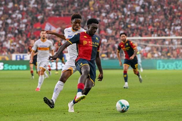 GenoaÕs Jeff Ekhator fights for the ball during the Serie A soccer match between Genoa and Lecce at the Luigi Ferraris Stadium in Genoa, Italy - Saturday, August 23, 2025. - Soccer .  Copyright: xTanoxPecoraro LaPressex