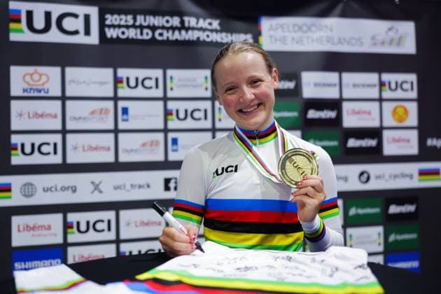 2025 UCI Junior Track World Championships Picture by Alex Whitehead SWpix.com - 23 08 2025 - Cycling - 2025 UCI Junior Track World Championships - Omnisport, Apeldoorn, Netherlands - Women Pursuit Final Podium - Ida Fialla (Denmark) signing the Santini Rainbow Jersey Copyright: x xSWpix.comx(t axPhotographyxHubxLtd)xAlexxWhitehead SWpix.comx SWP-3030-1032