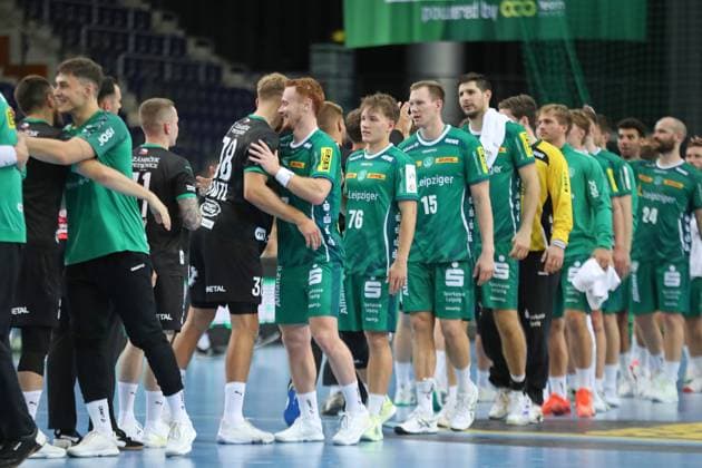 Handball-Testspiel: SC DHfK Leipzig vs. HC Banik Karvina, 23.08.25 Tomas Piroch (7, SC DHfK Leipzig) und sein Team beim abschließenden Handshake mit der gegnerischen Mannschaft. Handball, DAIKIN HBL, Saison 2025 2026, Testspiel: SC DHfK Leipzig vs. HC Banik Karvina am 23.08.25 in der Quarterback Immobilien Arena Leipzig. Copyright: xBEAUTIFULxSPORTS JanxKaeferx