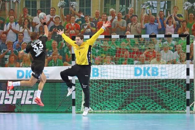 Handball-Testspiel: SC DHfK Leipzig vs. HC Banik Karvina, 23.08.25 Torwart Domenico Ebner (1, SC DHfK Leipzig) erwartet den Wurf von Petr Siroky (33, Banik Karvina). Handball, DAIKIN HBL, Saison 2025 2026, Testspiel: SC DHfK Leipzig vs. HC Banik Karvina am 23.08.25 in der Quarterback Immobilien Arena Leipzig. Copyright: xBEAUTIFULxSPORTS JanxKaeferx