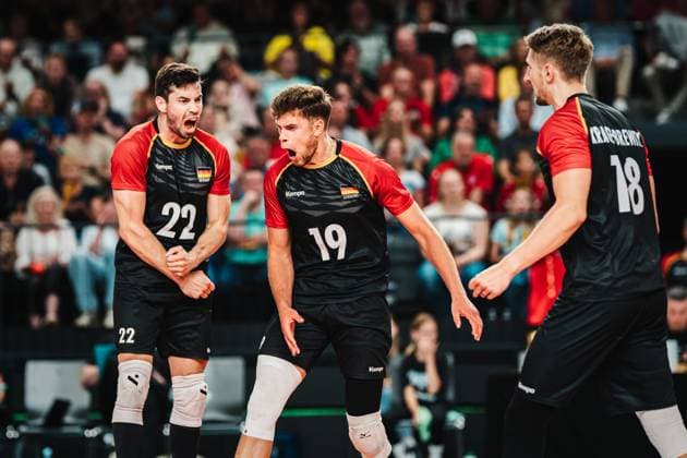 Volleyball-Länderspiel: Deutschland vs. Belgien, 23.08.25 Erik Röhrs (Deutschland, 19) jubelt mit Tobias Brand (Deutschland, 22) und Florian Krage (Deutschland, 18); Volleyball, Länderspiel: Deutschland vs. Belgien am 23.08.2025 in der LKH-Arena, Lüneburg Copyright: xBEAUTIFULxSPORTS Tonhäuserx