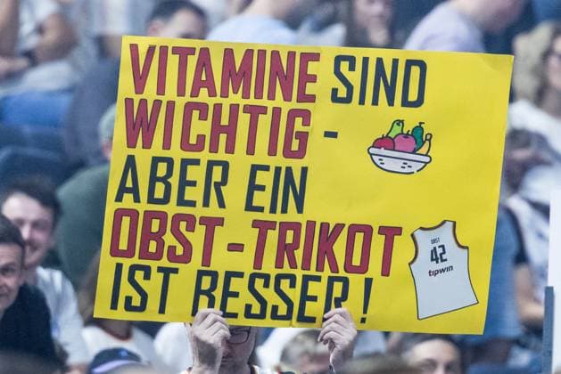 Sport Bilder des Tages Testspiel: Deutschland - Spanien; 23.08.2025 Plakat Vitamine sind wichtig - aber ein Obst-Trikot ist besser! Testspiel: Deutschland - Spanien, Köln, Lanxessarena am 23.08.2025 *** Test match Germany Spain 23 08 2025 Poster Vitamins are important but a fruit jersey is better Test match Germany Spain, Cologne, Lanxessarena on 23 08 2025 Copyright: xBEAUTIFULxSPORTS Wunderlx