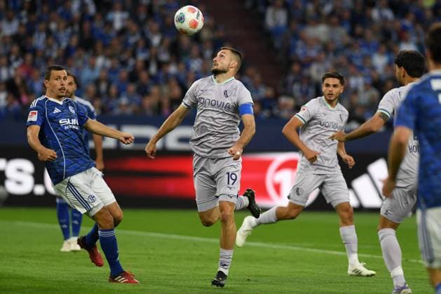 Ron Schallenberg (FC Schalke 04) und Matus Bero (VfL Bochum) im Zweikampf waehrend des Spiels der 2. Bundesliga zwischen FC Schalke 04 und VfL Bochum, Veltins-Arena am 23. August 2025 in Gelsenkirchen, Deutschland. (Foto von Ralf Treese DeFodi Images) +++ Ron Schallenberg (FC Schalke 04) und Matus Bero (VfL Bochum) battle for the ball during the 2. Bundesliga match between FC Schalke 04 and VfL Bochum at Veltins-Arena on August 23, 2025 in Gelsenkirchen, Germany. (Photo by Ralf Treese DeFodi Images) (Photo by Ralf Treese DeFodi Images)