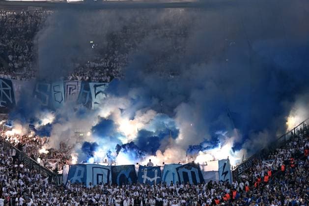 Fans Bochum Fans mit Pyrotechnik waehrend des Spiels der 2. Bundesliga zwischen FC Schalke 04 und VfL Bochum, Veltins-Arena am 23. August 2025 in Gelsenkirchen, Deutschland. (Foto von Ralf Treese DeFodi Images) +++ Fans Bochum supporters use pyrotechnics during the 2. Bundesliga match between FC Schalke 04 and VfL Bochum at Veltins-Arena on August 23, 2025 in Gelsenkirchen, Germany. (Photo by Ralf Treese DeFodi Images) (Photo by Ralf Treese DeFodi Images)