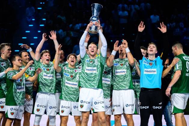 Muenchen: HBL Super Cup 2025 - Fuechse Berlin - THW Kiel Mathias Gidsel (Berlin) mit dem Pokal Muenchen SAP Garden Bayern Deutschland