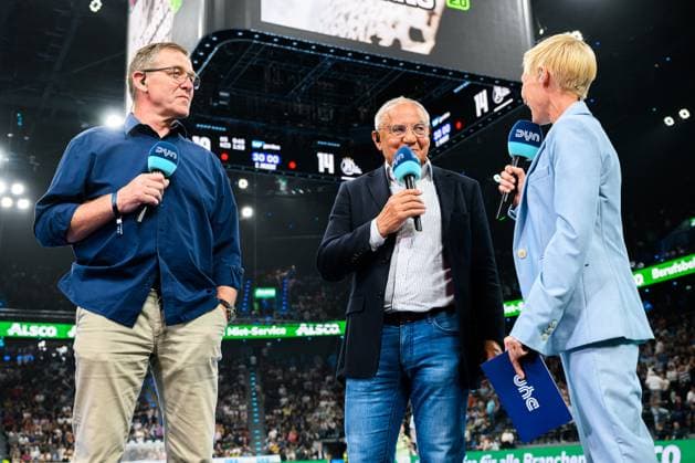 Muenchen: HBL Super Cup 2025 - Fuechse Berlin - THW Kiel v.li. Alfred Gislason, Felix Magath, Anett Sattler Muenchen SAP Garden Bayern Deutschland