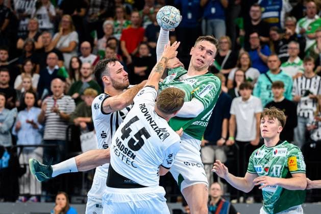 Muenchen: HBL Super Cup 2025 - Fuechse Berlin - THW Kiel v. li. im Zweikampf Veron Nacinovic (THW Kiel), Emil Wernsdorf Madsen (THW Kiel), Lasse Bredekjaer Andersson (Berlin) Muenchen SAP Garden Bayern Deutschland