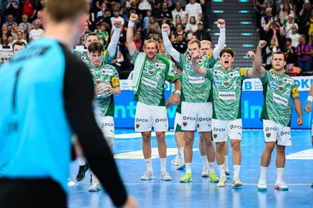 Muenchen: HBL Super Cup 2025 - Fuechse Berlin - THW Kiel Max Darj (Berlin), Mathias Gidsel (Berlin), Leo Prantner (Berlin), Tim Freihöfer Freihoefer (Berlin) jubeln Torhueter Lasse Ludwig (Berlin) zu Muenchen SAP Garden Bayern Deutschland