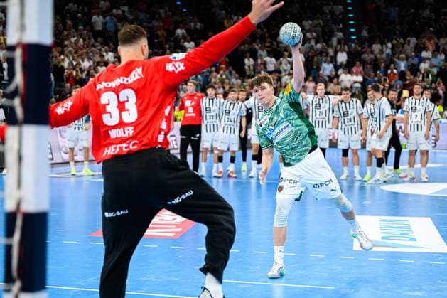 Muenchen: HBL Super Cup 2025 - Fuechse Berlin - THW Kiel v.li. Torhueter Andreas Wolff (THW Kiel), Nils Lichtlein (Berlin) Muenchen SAP Garden Bayern Deutschland