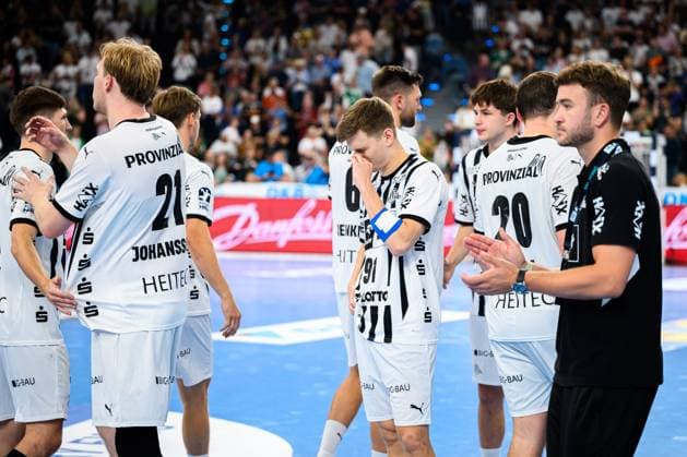 Muenchen: HBL Super Cup 2025 - Fuechse Berlin - THW Kiel die Mannschaft von Kiel unzufrieden enttäuscht enttaeuscht niedergeschlagen frustriert, Muenchen SAP Garden Bayern Deutschland