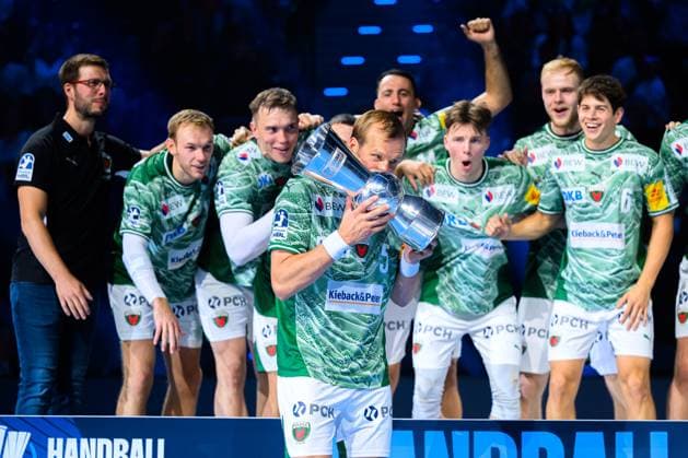 Muenchen: HBL Super Cup 2025 - Fuechse Berlin - THW Kiel Max Darj (Berlin) kuesst den Pokal Muenchen SAP Garden Bayern Deutschland