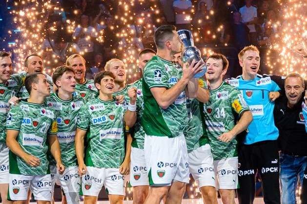Muenchen: HBL Super Cup 2025 - Fuechse Berlin - THW Kiel Mijajlo Marsenic (Berlin) mit dem Pokal Muenchen SAP Garden Bayern Deutschland