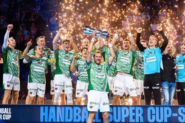Muenchen: HBL Super Cup 2025 - Fuechse Berlin - THW Kiel die Mannschaft von en Fuechsen Berlin, Sieger, Pokal, Supercup Gewinner, Schlussjubel Schlußjubel Emotion Freude Max Darj (Berlin) reckt den Pokal in die Höhe Muenchen SAP Garden Bayern Deutschland