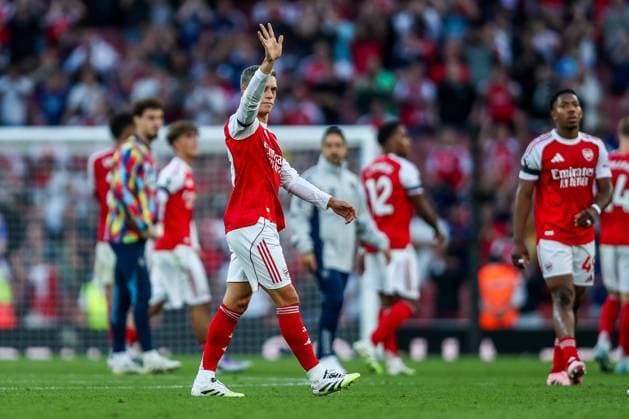 Premier League Arsenal v Leeds United Leandro Trossard of Arsenal acknowledges the fans after the teams victory following the Premier League match Arsenal vs Leeds United at Emirates Stadium, London, United Kingdom, 23rd August 2025 (Photo by Izzy Poles News Images) London Emirates Stadium Greater London United Kingdom Copyright: xIzzyxPoles NewsxImagesx
