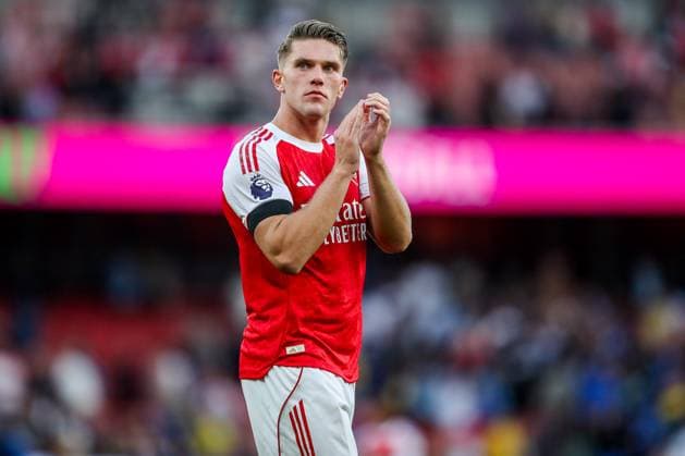 Premier League Arsenal v Leeds United Viktor Gyokeres of Arsenal acknowledges the fans after the teams victory following the Premier League match Arsenal vs Leeds United at Emirates Stadium, London, United Kingdom, 23rd August 2025 (Photo by Izzy Poles News Images) London Emirates Stadium Greater London United Kingdom Copyright: xIzzyxPoles NewsxImagesx
