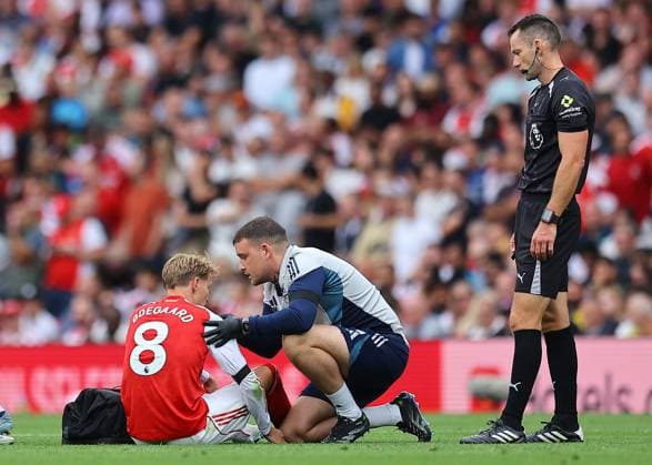 Martin Odegaard of Arsenal looks injured Arsenal v Leeds United, Premier League, Football, Emirates Stadium, London, UK - 23 Aug 2025London Emirates Stadium United Kingdom EDITORIAL USE ONLY No use with unauthorised audio, video, data, fixture lists, club league logos or live services. Online in-match use limited to 120 images, no video emulation. No use in betting, games or single club league player publications. Copyright: xMichaelxZemanek Shutterstockx 15451837bs