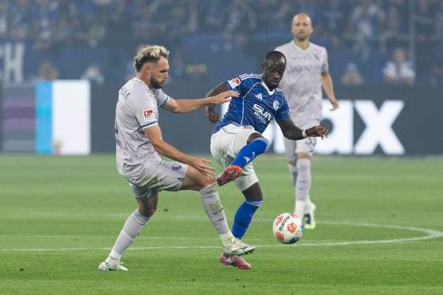 2. Fussball Bundesliga, FC Schalke 04 - VfL Bochum; 23.08.2025 Philipp Strompf (VfL Bochum, 3), Christopher Antwi-Adjei (FC Schalke 04, 18). 2. Fußball Bundesliga, FC Schalke 04 - VfL Bochum, 3. Spieltag, am 23.08.2025, Veltins-Arena, Gelsenkirchen. DFL regulations prohibit any use of photographs as image sequences and or quasi-video