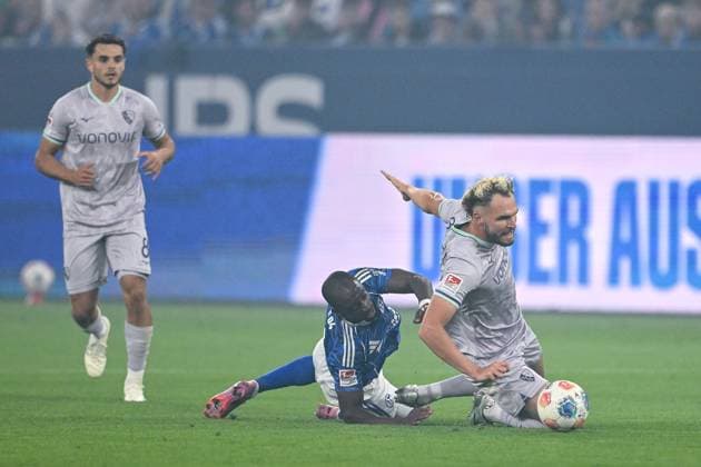 23.08.2025, Fussball, 2. Bundesliga, Saison 2025 2026, 3. Spieltag, FC Schalke 04 - VfL Bochum, Christopher Antwi-Adjei (FC Schalke 04), Philipp Strompf (VfL Bochum 1848) xRHR-FOTO YYx