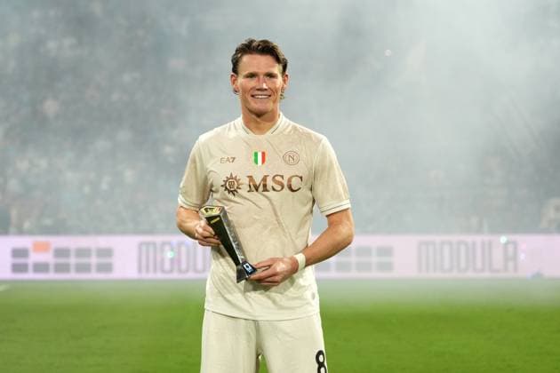 Napoli s Scott Mc Tominay with Panini Player of the match prize after the Serie A soccer match between Sassuolo and Napoli at the Mapei Stadium CittÃ del Tricolore in Reggio Emilia, north Italy - Saturday, August 23, 2025 - - Soccer -  Copyright: xMassimoxPaolone LaPressex