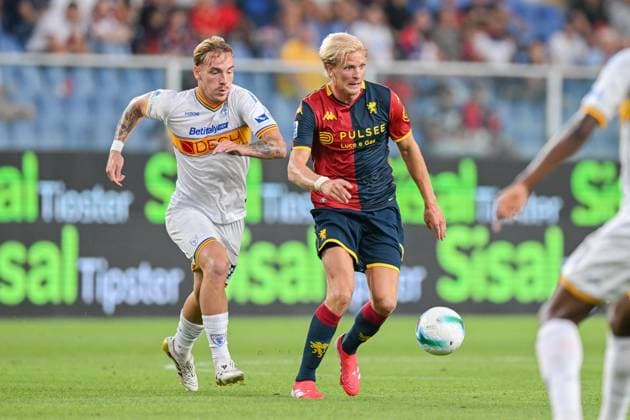 GenoaÕs Morten Thorsby fights for the ball during the Serie A soccer match between Genoa and Lecce at the Luigi Ferraris Stadium in Genoa, Italy - Saturday, August 23, 2025. - Soccer .  Copyright: xTanoxPecoraro LaPressex