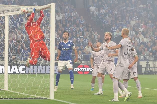 23.08.2025, xrekx, Fussball 2.Bundesliga, FC Schalke 04 - VfL Bochum v.l. Timo Horn (VfL Bochum) Kenan Karaman (FC Schalke 04) Philipp Strompf (VfL Bochum) (DFL DFB REGULATIONS PROHIBIT ANY USE OF PHOTOGRAPHS as IMAGE SEQUENCES and or QUASI-VIDEO) Gelsenkirchen