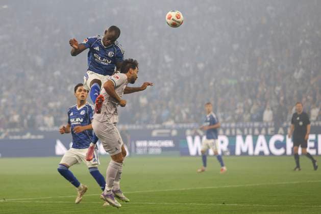 Christopher Antwi-Adjei (FC Schalke 04) und Gerrit Holtmann (VfL Bochum) im Zweikampf waehrend des spiels der 2. Bundesliga zwischen FC Schalke 04 und VfL Bochum, Veltins-Arena am 23. August 2025 in Gelsenkirchen, Deutschland. (Foto von Oliver Kaelke DeFodi Images) +++ Christopher Antwi-Adjei (FC Schalke 04) und Gerrit Holtmann (VfL Bochum) battle for the ball during the 2. Bundesliga match between FC Schalke 04 and VfL Bochum at Veltins-Arena on August 23, 2025 in Gelsenkirchen, Germany. (Photo by Oliver Kaelke DeFodi Images) DFB DFL REGULATIONS PROHIBIT ANY USE OF PHOTOGRAPHS AS IMAGE SEQUENCES AND OR QUASI-VIDEO. (Photo by Oliver Kaelke DeFodi Images)