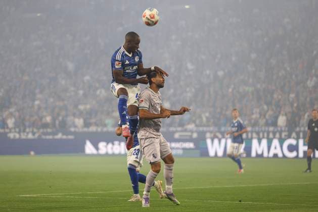 Christopher Antwi-Adjei (FC Schalke 04) und Gerrit Holtmann (VfL Bochum) im Zweikampf waehrend des spiels der 2. Bundesliga zwischen FC Schalke 04 und VfL Bochum, Veltins-Arena am 23. August 2025 in Gelsenkirchen, Deutschland. (Foto von Oliver Kaelke DeFodi Images) +++ Christopher Antwi-Adjei (FC Schalke 04) und Gerrit Holtmann (VfL Bochum) battle for the ball during the 2. Bundesliga match between FC Schalke 04 and VfL Bochum at Veltins-Arena on August 23, 2025 in Gelsenkirchen, Germany. (Photo by Oliver Kaelke DeFodi Images) DFB DFL REGULATIONS PROHIBIT ANY USE OF PHOTOGRAPHS AS IMAGE SEQUENCES AND OR QUASI-VIDEO. (Photo by Oliver Kaelke DeFodi Images)