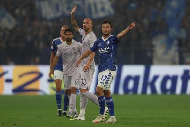 Adrian Gantenbein (FC Schalke 04) gestikuliert, Gestik waehrend des spiels der 2. Bundesliga zwischen FC Schalke 04 und VfL Bochum, Veltins-Arena am 23. August 2025 in Gelsenkirchen, Deutschland. (Foto von Oliver Kaelke DeFodi Images) +++ Adrian Gantenbein (FC Schalke 04) gestures during the 2. Bundesliga match between FC Schalke 04 and VfL Bochum at Veltins-Arena on August 23, 2025 in Gelsenkirchen, Germany. (Photo by Oliver Kaelke DeFodi Images) DFB DFL REGULATIONS PROHIBIT ANY USE OF PHOTOGRAPHS AS IMAGE SEQUENCES AND OR QUASI-VIDEO. (Photo by Oliver Kaelke DeFodi Images)