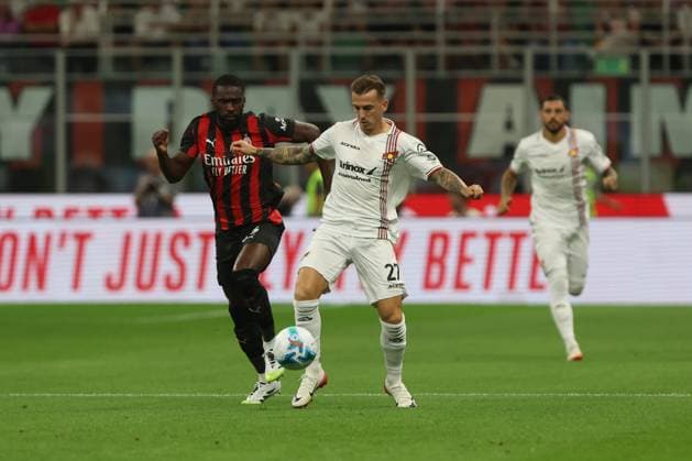Koni De Winter (AC Milan) in action against Jari Vandeputte (US Cremonese) during AC Milan vs US Cremonese, Italian soccer Serie A match in Milan, Italy, August 23 2025  Copyright: xMattiaxMartegani IPAxSportx xipa-agency.netx xx IPA_63065608 IPA_Agency_IPA63065608