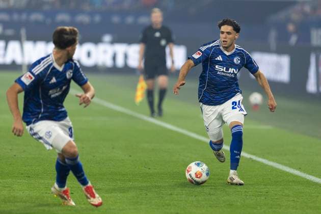 2. Fussball Bundesliga, FC Schalke 04 - VfL Bochum; 23.08.2025 Ilyes Hamache (FC Schalke 04, 24), Vitalie Becker (FC Schalke 04, 33). 2. Fußball Bundesliga, FC Schalke 04 - VfL Bochum, 3. Spieltag, am 23.08.2025, Veltins-Arena, Gelsenkirchen. DFL regulations prohibit any use of photographs as image sequences and or quasi-video