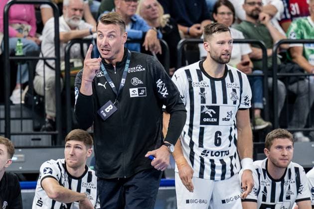 Filip Jicha (Chef-Trainer, THW Kiel) mit erhobenem Zeigefinger, dahinter Harald Reinkind (THW Kiel, 6) GER, Fuechse Berlin vs. THW Kiel, Handball, HBL Supercup 2025, Finale, 23.08.2025. GER, Fuechse Berlin vs. THW Kiel, Handball, HBL Supercup 2025, Finale, 23.08.2025. Muenchen Copyright: xEibner-Pressefoto HeikexFeinerx EP_HFR