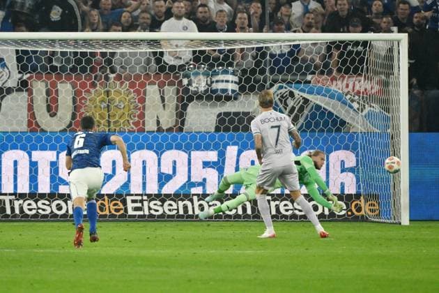 Kevin Vogt (VfL Bochum) scheitert mit seinem Elfmeter an Torwart Loris Karius (Schalke 04) 23.08.2025, Fussball 2. Bundesliga, Saison 2025 2026, 3. Spieltag, FC Schalke 04 - VfL Bochum DFL regulations prohibit any use of photographs as image sequences and or quasi-video Gelsenkirchen Veltins Arena Nordrhein Westfalen Deutschland