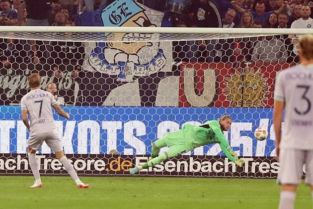 23.08.2025, xrekx, Fussball 2.Bundesliga, FC Schalke 04 - VfL Bochum v.l. Kevin Vogt (VfL Bochum) Elfmeter Strafstoss verschossen Loris Karius (FC Schalke 04) (DFL DFB REGULATIONS PROHIBIT ANY USE OF PHOTOGRAPHS as IMAGE SEQUENCES and or QUASI-VIDEO) Gelsenkirchen