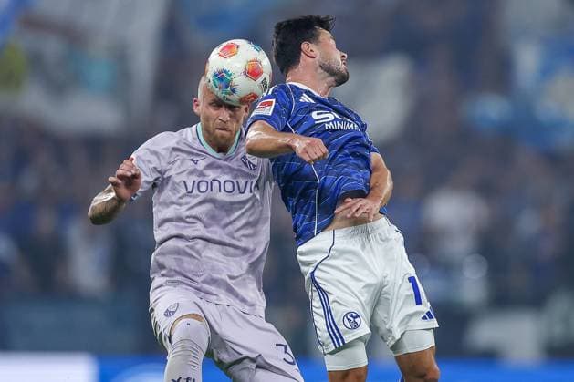 23.08.2025, Fußball, FC Schalke 04 - VfL Bochum, 3.Spieltag, 2. Fußball Bundesliga, Veltins-Arena Gelsenkirchen, Saison 2025 2026: Philipp Hofmann (VfL Bochum 33) im Zweikampf gegen Adrian Gantenbein (Schalke04 17) Kopfballduell Kopfball DFB regulations prohibit any use of photographs as image sequences and or quasi-video. Nordrhein-Westfalen Deutschland