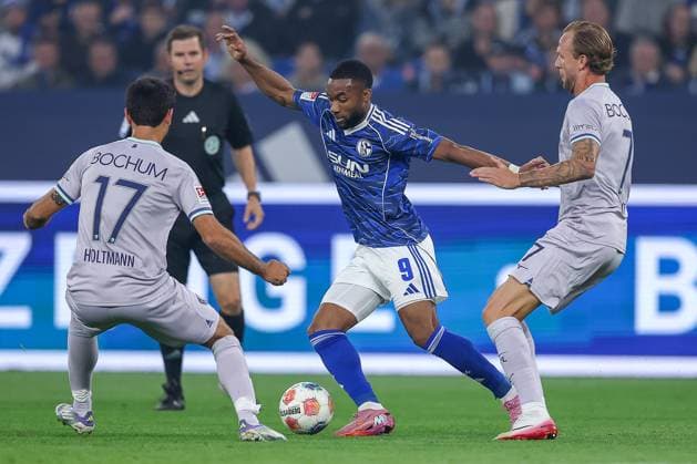23.08.2025, Fußball, FC Schalke 04 - VfL Bochum, 3.Spieltag, 2. Fußball Bundesliga, Veltins-Arena Gelsenkirchen, Saison 2025 2026: Moussa Sylla (Schalke04 09) im Zweikampf gegen Gerrit Holtmann (VfL Bochum 17) und Kevin Vogt (VfL Bochum 07) DFB regulations prohibit any use of photographs as image sequences and or quasi-video. Nordrhein-Westfalen Deutschland