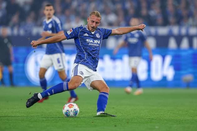 23.08.2025, Fußball, FC Schalke 04 - VfL Bochum, 3.Spieltag, 2. Fußball Bundesliga, Veltins-Arena Gelsenkirchen, Saison 2025 2026: Timo Becker (Schalke04 05) beim Schuss auf das Tor DFB regulations prohibit any use of photographs as image sequences and or quasi-video. Nordrhein-Westfalen Deutschland