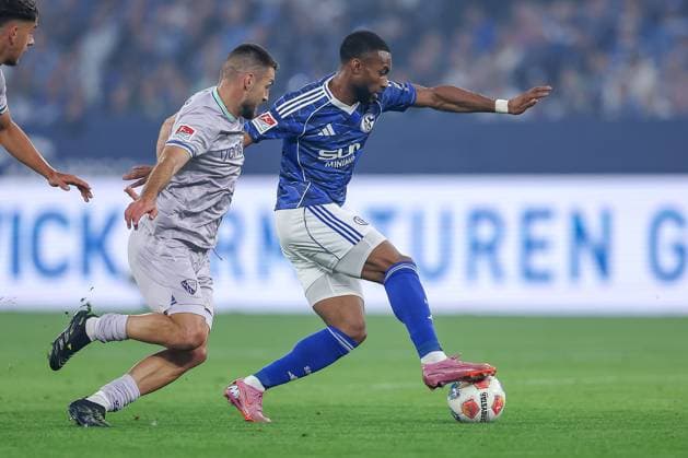 23.08.2025, Fußball, FC Schalke 04 - VfL Bochum, 3.Spieltag, 2. Fußball Bundesliga, Veltins-Arena Gelsenkirchen, Saison 2025 2026: Moritz Broschinski (VfL Bochum 29) im Zweikampf gegen Moussa Sylla (Schalke04 09) DFB regulations prohibit any use of photographs as image sequences and or quasi-video. Nordrhein-Westfalen Deutschland
