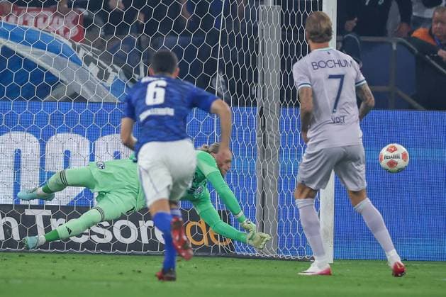 23.08.2025, Fußball, FC Schalke 04 - VfL Bochum, 3.Spieltag, 2. Fußball Bundesliga, Veltins-Arena Gelsenkirchen, Saison 2025 2026: Torwart Loris Karius (Schalke04 01) hält den Elfmeter durch Kevin Vogt (VfL Bochum 07) DFB regulations prohibit any use of photographs as image sequences and or quasi-video. Nordrhein-Westfalen Deutschland