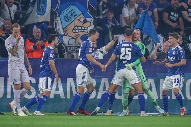23.08.2025, Fußball, FC Schalke 04 - VfL Bochum, 3.Spieltag, 2. Fußball Bundesliga, Veltins-Arena Gelsenkirchen, Saison 2025 2026: Jubel nach dem gehaltenen Elfmeter durch Torwart Loris Karius (Schalke04 01) DFB regulations prohibit any use of photographs as image sequences and or quasi-video. Nordrhein-Westfalen Deutschland