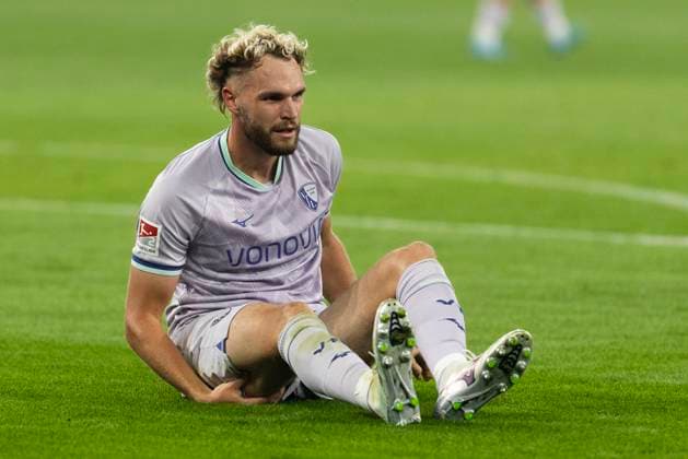 2. Fussball Bundesliga, FC Schalke 04 - VfL Bochum; 23.08.2025 Philipp Strompf (VfL Bochum, 3) fasst sich an den hinteren Oberschenkel, muss kurz darauf ausgewechselt werden. 2. Fußball Bundesliga, FC Schalke 04 - VfL Bochum, 3. Spieltag, am 23.08.2025, Veltins-Arena, Gelsenkirchen. DFL regulations prohibit any use of photographs as image sequences and or quasi-video