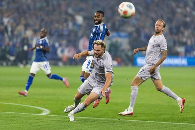 2. Fussball Bundesliga, FC Schalke 04 - VfL Bochum; 23.08.2025 Philipp Strompf (VfL Bochum, 3) verletzt sich bei dieser Aktion gegen Moussa Sylla (FC Schalke 04, 9). 2. Fußball Bundesliga, FC Schalke 04 - VfL Bochum, 3. Spieltag, am 23.08.2025, Veltins-Arena, Gelsenkirchen. DFL regulations prohibit any use of photographs as image sequences and or quasi-video