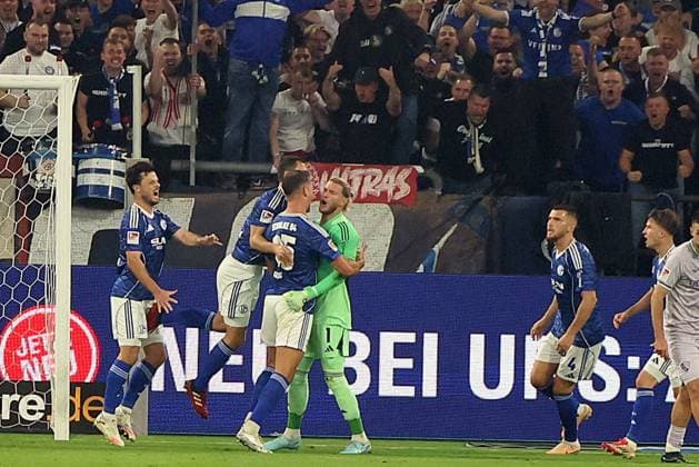 23.08.2025, xrekx, Fussball 2.Bundesliga, FC Schalke 04 - VfL Bochum v.l. Kevin Vogt (VfL Bochum) Elfmeter Strafstoss verschossen Loris Karius (FC Schalke 04) (DFL DFB REGULATIONS PROHIBIT ANY USE OF PHOTOGRAPHS as IMAGE SEQUENCES and or QUASI-VIDEO) Gelsenkirchen
