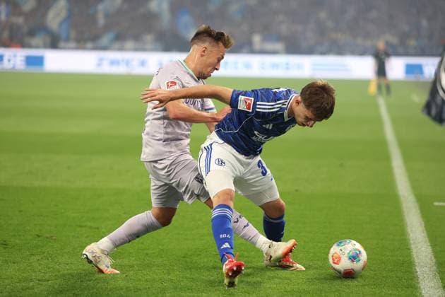 23.08.2025, xrekx, Fussball 2.Bundesliga, FC Schalke 04 - VfL Bochum v.l. Felix Passlack (VfL Bochum) Vitalie Becker (FC Schalke 04) Zweikampf, Aktion, action, battle for the ball (DFL DFB REGULATIONS PROHIBIT ANY USE OF PHOTOGRAPHS as IMAGE SEQUENCES and or QUASI-VIDEO) Gelsenkirchen