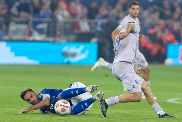 2. Fussball Bundesliga, FC Schalke 04 - VfL Bochum; 23.08.2025 Kenan Karaman (FC Schalke 04, 19), Matus Bero (VfL Bochum, 19). 2. Fußball Bundesliga, FC Schalke 04 - VfL Bochum, 3. Spieltag, am 23.08.2025, Veltins-Arena, Gelsenkirchen. DFL regulations prohibit any use of photographs as image sequences and or quasi-video