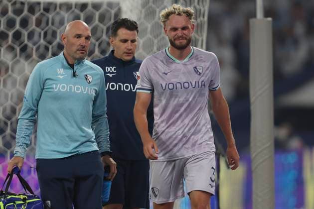 Philipp Strompf (VfL Bochum) gestikuliert, Gestik waehrend des spiels der 2. Bundesliga zwischen FC Schalke 04 und VfL Bochum, Veltins-Arena am 23. August 2025 in Gelsenkirchen, Deutschland. (Foto von Oliver Kaelke DeFodi Images) +++ Philipp Strompf (VfL Bochum) gestures during the 2. Bundesliga match between FC Schalke 04 and VfL Bochum at Veltins-Arena on August 23, 2025 in Gelsenkirchen, Germany. (Photo by Oliver Kaelke DeFodi Images) DFB DFL REGULATIONS PROHIBIT ANY USE OF PHOTOGRAPHS AS IMAGE SEQUENCES AND OR QUASI-VIDEO. (Photo by Oliver Kaelke DeFodi Images)